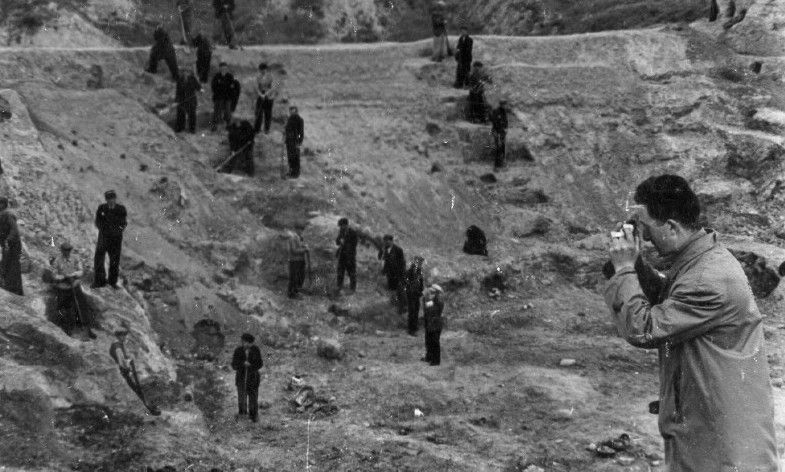 Mendel Grosman photographing the excavation of a central cesspit in the Lodz ghetto.